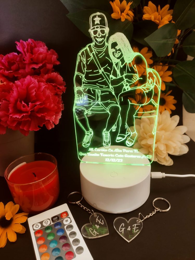 Lámpara de pareja grabada con frase y fecha, encendida en verde
