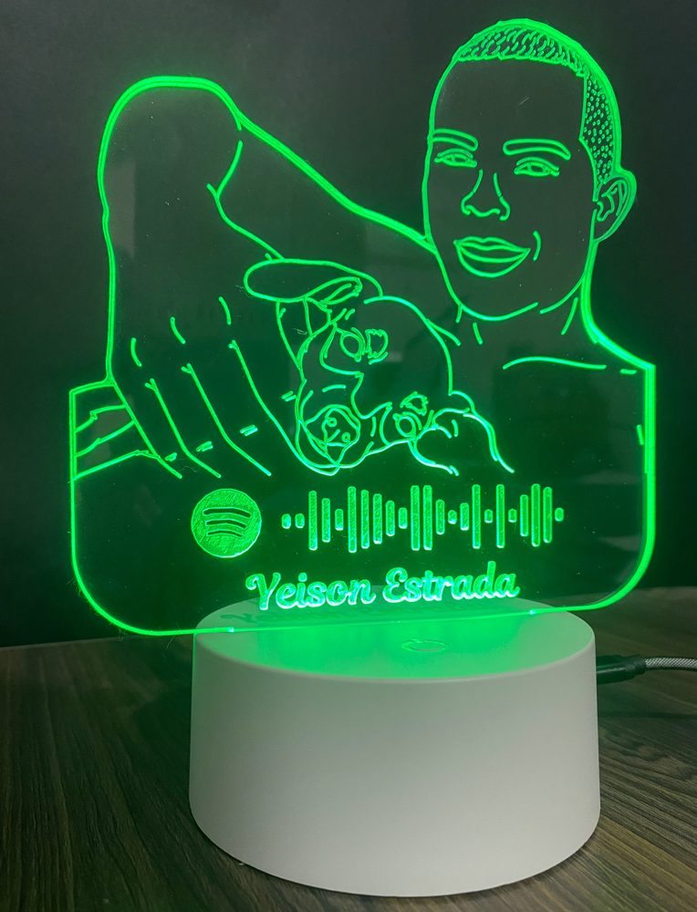 Lámpara con retrato grabado, nombre y código Spotify, encendida en verde